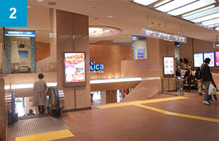 改札を出て左手に進みますと、階段とエスカレーターがありますので1階へ降ります