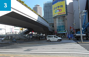 階段を降りると、正面に『三宮』の交差点がありますのでフラワーロードに沿って、信号を渡ります