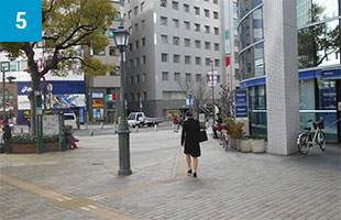 みずほ銀行とアシックスが見える『国産会館前』交差点が見えますので、信号を渡り、右手に進みます