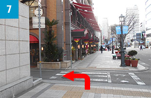 正面にホテル・ケーニッヒスクローネが見えますので、その手前の路地を左に進みます