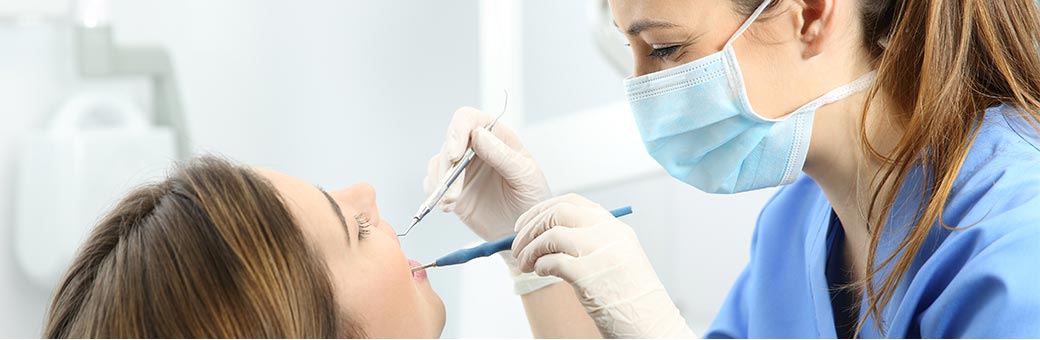 歯科医師や歯科衛生士によって色素や歯石を取り除く