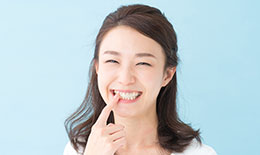 矯正治療中も目立ちにくい