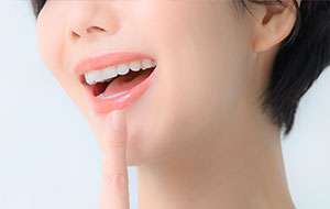 出っ張った印象の口元を緩和